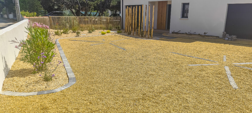 gravier clair et bordures courbées,paysagiste, aménagement paysager, entretien jardin, création jardin, jardinier paysagiste,