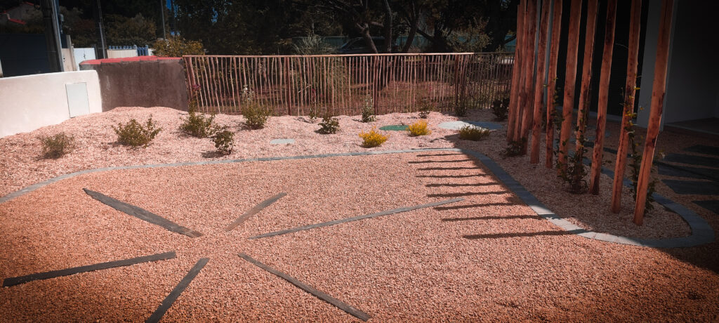 gravier ocre et motif en étoile, conception jardin, taille haies, tonte pelouse / gazon, plantation arbres et arbustes, massifs de fleurs